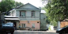 Здание морга постепенно превращается в барак  Александра Мельник